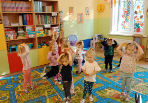 Dzieci tańczą z kolorowymi listkami.