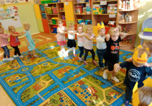 Dzieci tańczą do ulubionych piosenek z repertuaru dziecięcego.