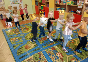 Dzieci tańczą do ulubionych piosenek z repertuaru dziecięcego.