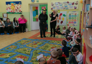 Pani Dyrektor rozmawia z bohaterem dnia i zaprasza dzieci do wspólnej zabawy.