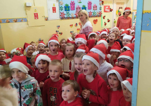 Dzieci oczekują nadejścia Mikołaja.