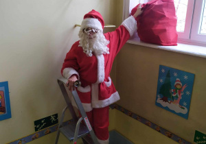 Mikołaj wchodzi do przedszkola.