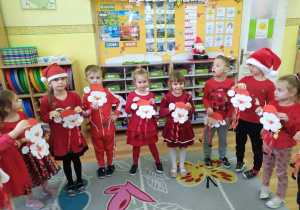 Dzieci w kole z wykonany samodzielnie Mikołajem.