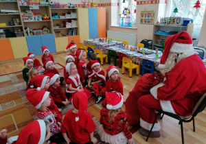 Dzieci odwiedził Mikołaj