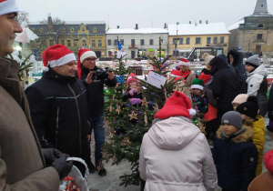 Pan Prezydent ogląda ubraną przez przedszkolaki choinkę.