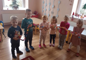 Dzieci z grupy ,,Biedronki" pokazują wykonany łańcuch choinkowy.