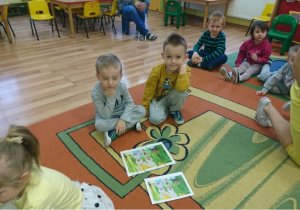 Składamy wielkanocne zajączki.