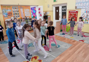Grupa "Misiów" tańczy przy piosence "Piosenka o Dinku".