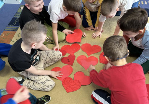 Kilku chłopców na dywanie bierze udział w konkurencji -Serce z serc