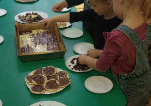 Dzieci same ozdabiają czekoladę