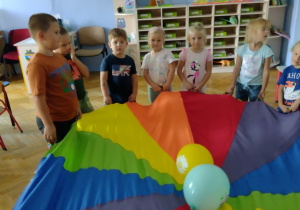 Zabawa z chustą animacyjną i balonami.