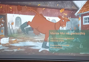 Ekran z zapowiedzią filmu pt. "Mama Mu na gwiazdkę".