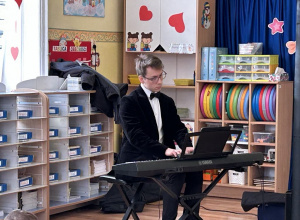 11.02.2025 r. Koncert muzyczny Pana Macieja pt. Krople rosy z Żelazowej Woli.