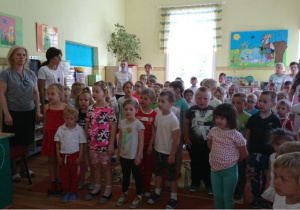 Przedszkolaki śpiewają hymn Polski.