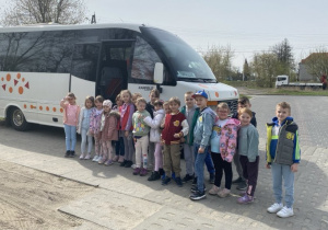 Grupa Wiewiórek stoi przed minibusem. Dzieci wyjeżdżają na przedstawienie.