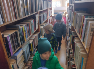 02.04.2025 r. Z wizytą w bibliotece - grupa Słoneczka.