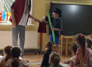 26.06.2025 r. Wiewiórki oglądają magiczne sztuczki iluzjonisty Bartosza.