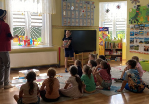 Chłopiec i Pan Bartek trzymają za końce długą związaną linę.
