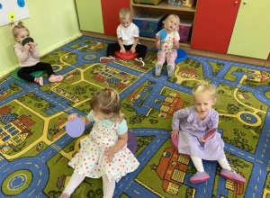 15.09.2025 r. Międzynarodowy Dzień Kropki w grupie Wiewiórki.