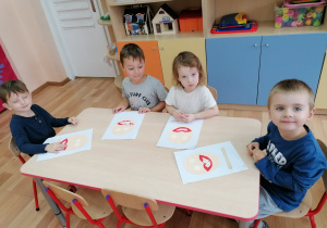 Praca plastyczna przy stolikach ,,Portret z uśmiechem".