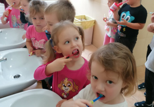 Mycie zębów w łazience.