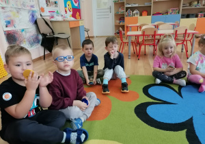 Dzieci siedzą z lusterkami - ćwiczenie buzi i języka na podstawie wiersza ,,Zęby".