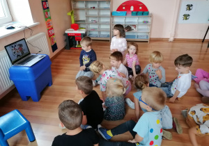 Dzieci oglądają bajkę o Vashti.