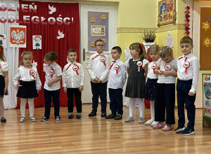 12.111.2025 Obchody Dnia Niepodległości - występ grupy Biedronek.