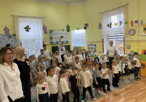 Przedszkolaki z Paniami w postawie na baczność śpiewają hymn państwowy.
