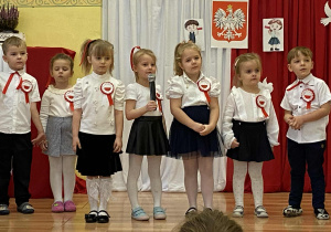 Dwóch chłopców i pięć dziewczynek podczas deklamowania wierszy.