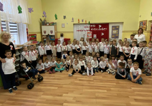 Przedszkolaki z Przedszkola nr 17 wraz z Paniami i Panią Dyrektor pozują do pamiątkowego zdjęcia.
