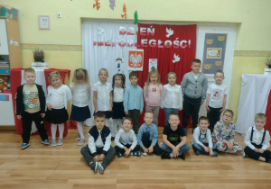 Grupa Słoneczka na tle dekoracji pozuje do zdjęcia.