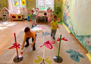 Wyścigi rzędów - dwóch chłopców biegnie trzymając drewniane łyżki z piłeczkami.