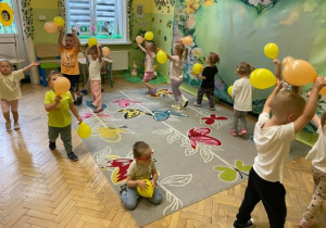 Dzieci tańczą z balonami przy piosence pt. Dzień Dziecka.