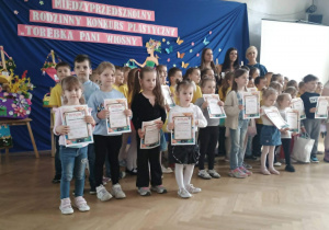 Uczestnicy konkursu z dyplomami.