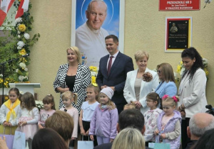 Uczestnicy konkursu wraz z członkami jury pozują do pamiątkowego zdjęcia.