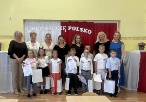 Wszyscy uczestnicy konkursu (dzieci, jury, panie prowadzące) pozują do zdjęcia pamiątkowego.