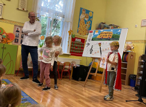21.09.2026 r. Koncert muzyczny Pana Maćka pt. Muzyczne bajanie.