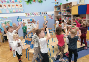 Dzieci bawią się w ,,Muzyczne krzesło”.