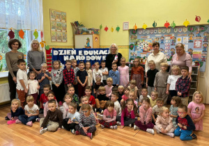 Pani Dyrektor i wszystkie Panie z przedszkolakami pozują do grupowego zdjęcia z okazji DEN.