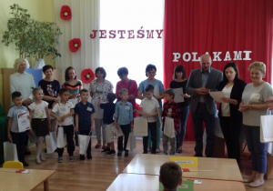 Uczestnicy konkursu z nauczycielkami i jury.