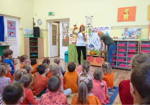 Nauczycielki prezentują dzieciom naturalne okazy dyń.